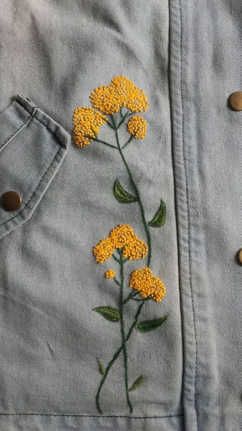 Repairing Jeans With Embroidery, Flower Pocket Embroidery, Embroidery Jean Jacket Ideas, Embroidery Aesthetic Vintage, Jean Jacket Patches Ideas, Loop Embroidery, Denim Jacket Embroidery, Embroidery Jeans Jacket, Embroidery Jeans Diy