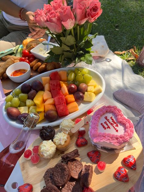 Picnic Food Ideas Valentines Day, Cute Valentines Picnic Ideas, Valentine’s Picnic, Valentine’s Day Moodboard, Galentines Picnic Ideas, Romantic Picnic Food Ideas For Two Date Nights Valentines Day, Gf Activities, Valentine Picnic Ideas For Couples, Picnic Valentines Day Date Ideas