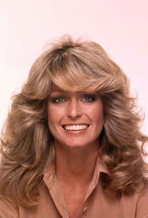 Farrah Fawcett — The Feathered Flip (1970s) Every girl wanted this haircut!  Every guy had the famous Farrah poster on their wall including my brother Tony:) 70 Hairstyles 1970s, 70s Hairstyles For Long Hair, 70s Hair Styles, 70s Haircuts, 70 Hairstyles, Disco Hair, 1970s Hairstyles, 70s Hair, 80s Hair