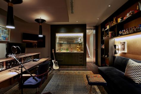 Studio Living Room, Marmol Radziner, Mark Hoppus, Old Victorian Homes, Studio Music, Piano Room, Famous Musicians, Studio Living, Home Studio Music