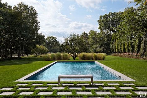 A bland Hamptons ranch house is renovated into a bright and airy weekend retreat Pool Coping, Modern Pools, Family Estate, Hamptons House, Country Estate, Pool Landscaping, Cool Pools, Pool Area, Pool Houses