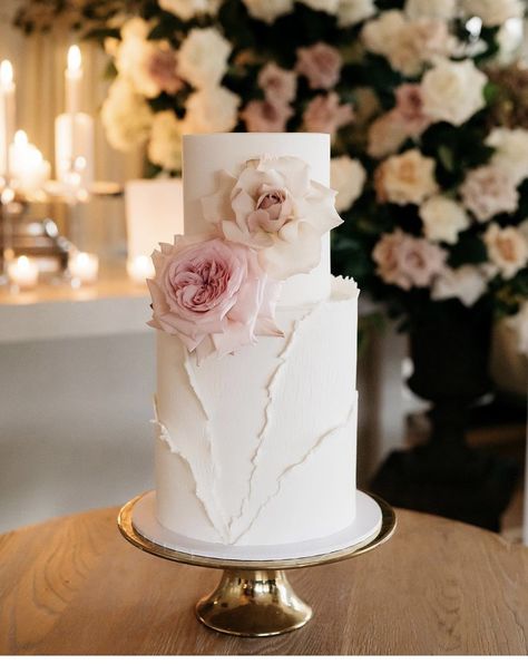 Wedding Cake Blush, Minimalistic Cakes, Classy Wedding Cakes, Wedding Cake Designs Simple, Sweetheart Table Wedding, Cake Flowers, Tier Cake, Boho Wedding Decorations, Beautiful Cake