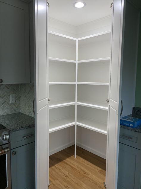 Kitchen With Cabinets On One Side, L Shaped Kitchen Corner Pantry, Full Length Kitchen Cabinets Corner, Corner Unit Kitchen Storage, Cornered Pantry, Corner Grocery Cupboard Ideas, Corner Pantry In Kitchen, Corner Pantry Design, Corner Kitchen Pantry Cabinet