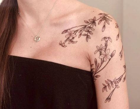 Jasmine Tattoos Jasmine Flower Tattoo, Tato Naruto, Jasmine Tattoo, Flower Vine Tattoos, Tato Maori, Tato Minimal, Floral Tattoo Shoulder, Stylish Tattoo, Flower Tattoo Shoulder