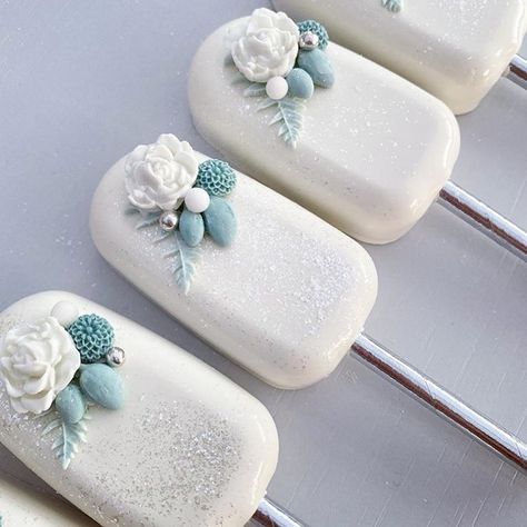 The Most Heavenly Cakes 💖🍬🍉 on Instagram: “🤍 Bridal shower cakesicles by @coco_peony_ 🤍 So refined, delicate & classy - these are too beautiful for words! 💫🌿💎🥂 - - - - - #cakesicles…” Bridal Shower Cakesicles, Dolci Aesthetic, Cakesicles Ideas, Red Velvet Birthday Cake, Popsicles Cake, Cake Pop Decorating, Chocolate Candy Recipes, Cake Decorating For Beginners, Christmas Cake Designs