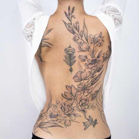 Womans Back Tattoos Spine, Plant Back Tattoos For Women, Tropical Back Tattoo, Back Flower Tattoos For Women, Floral Tattoo Back, Botanical Back Tattoo, Back Floral Tattoo, Large Back Tattoos For Women, Floral Back Piece