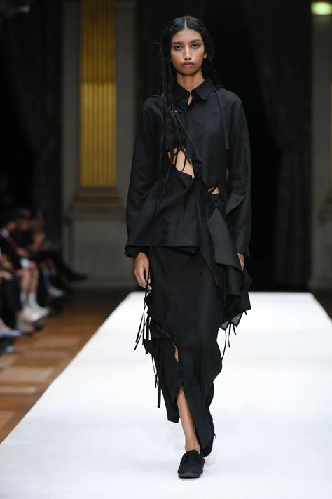 Yohji Yamamoto Runway, Yohji Yamamoto Aesthetic, Yohji Yamamoto Bag, Yohji Yamamoto Designer, Yohji Yamamoto Avant Garde, Yohji Yamamoto Womenswear, Yohji Yamamoto Skirt, Yohji Yamamoto Deconstruction, Yoji Yamamoto