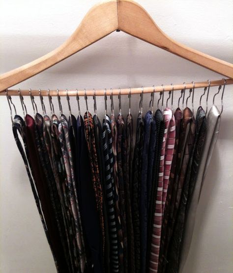 This is another clever way to organize your hubby's ties in his closet using a hanger with shower curtain rings Organize Hangers, Tie Storage, Tie Organization, Diy Wall Shelves, Shower Hooks, Shower Curtain Rings, Hanging Shelves, Closet Organization, Organization Hacks