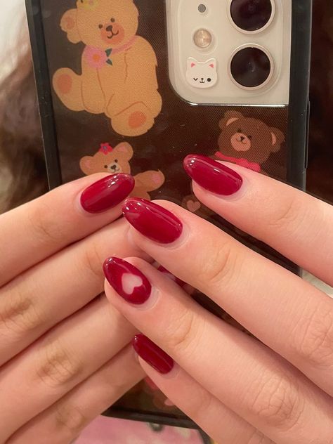 Celeb Nails Trends, Curlyhead Girl, Dark Red Gel Nails, 2023 Red Nails, Fun Red Nails, Red Homecoming Nails, Nail Heart, Cute Red Nails, Short Red Nails