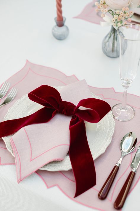 Valentines Place Setting, Elegant Valentines Table Decor, Bow Table Setting, Bow Dinner Party, Christmas Table Settings Elegant Red, Dinner Party Table Settings Elegant, Bow Party Decor, Galentines Tablescape, Valentines Table Setting