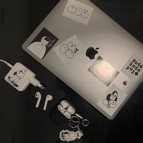 Computer Stickers Aesthetic, Macbook Decoration, Acubi Outfit, Birthday Gift List, Laptop Ideas, Macbook Aesthetic, Pc Decoration, Apple Ecosystem, Computer Ideas