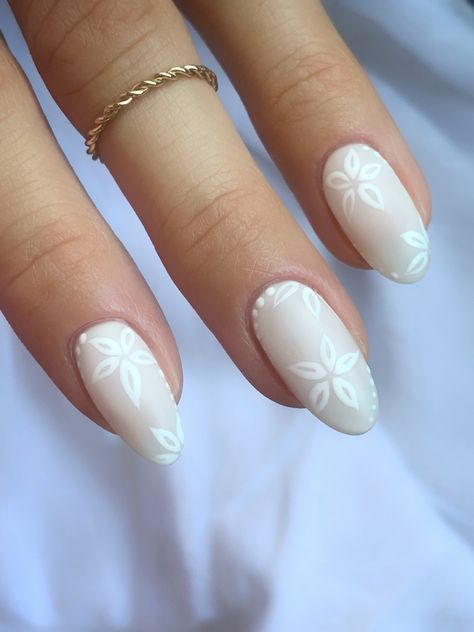 Fancy White Nail Designs, Cute Simple White Nail Designs, White Nail Accent Design, Creamy White Nails With Designs, White Almond Nails With Flowers, Milky Floral Nails, White Patterned Nails, White Flower Nails Design, White Floral Acrylic Nails