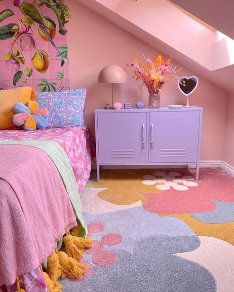 Bedroom Lilac, Lilac Interior Design, Lilac Bedroom Ideas Kids, Lilac House Aesthetic, Lilac Room Ideas Bedrooms, Colourful Bedroom Aesthetic, Cozy Pink Bedroom, Colourful Bedroom, Colourful Bedroom Ideas