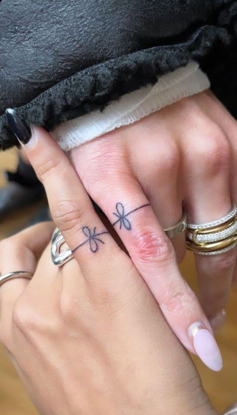 Simple Group Tattoos, Discreet Matching Tattoos, Discreet Couples Tattoos, Bow Around Finger Tattoo, Minimalist Tattoo For Sisters, Bow On Finger Tattoo, Patch Work Tattoo Sleeve Women Aesthetic, How Tattoo, Finger Tattoos For Women Meaningful