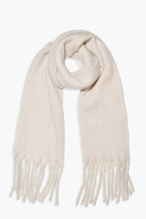 Scarf Aesthetic, Cute Scarfs, Autumn Fits, Chunky Scarves, White Scarves, Neue Outfits, Stockholm Fashion, Fringe Scarf, Birthday Wishlist