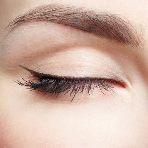 Get the eye makeup trick that makes your eyes pop, PLUS 6 more beauty tricks for that naturally-gorgeous look: http://www.womenshealthmag.com/beauty/natural-beauty-tips?cm_mmc=Pinterest-_-womenshealth-_-content-beauty-_-sneakybeautytricks Mata Hooded, Permanente Make-up, Eyeliner Tips, Eyeliner Hacks, Smink Inspiration, Glitter Eyeliner, Beauty Make-up, Makijaż Smokey Eye, Makeup Tricks