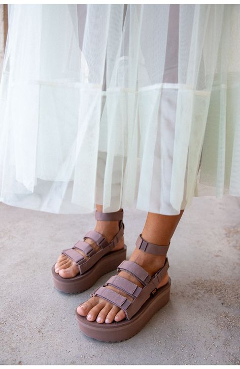 Teva Mevia Flatform Outfit, Teva Sandals Dress Outfit, Uggs Sandals Outfit, Cute Comfy Sandals, Casual Outfits With Sandals, Women’s Sandals, Summer Sandals 2024, Sandals 2024 Trends, Summer Sandals Outfit