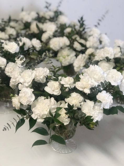 White Carnations Centerpieces, White Carnation Centerpieces, White Carnations Wedding, Carnation Wedding Centerpieces, White Carnation Bouquet, Carnation Centerpieces, Short Centerpieces, Carnation Wedding, Flower Arragement