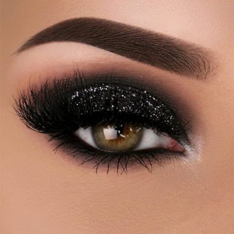 Trucco Smokey Eye, Smokey Eyes Tutorial, Grey Eye Makeup, Black Smokey Eye Makeup, Glitter Smokey Eye, Make Up Designs, Black Eye Makeup, Smoked Eyes, Maybelline Color Tattoo