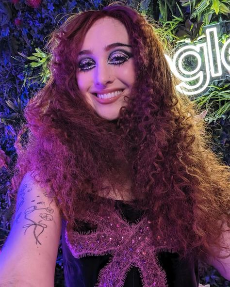 Photos from the Google Pixel meetup with Chappell Roan at Coachella weekend one!! 💖💐 ( Via @9ylan ) | Instagram Chappell Roan Coachella, Big Curly Hair, Mazzy Star, What Have You Done, Queer Fashion, Celebrity Makeup, Girls Dream, Celebrity Hairstyles, I Icon