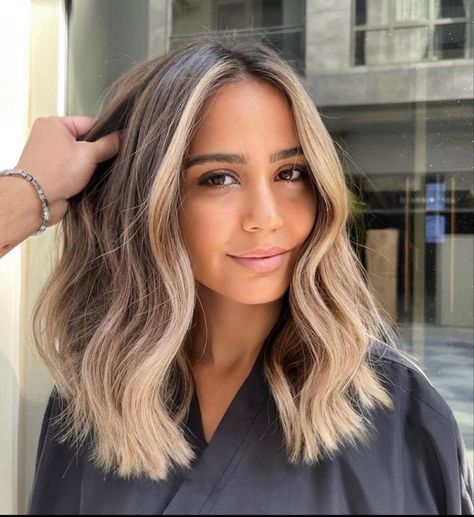 Winter Medium Haircuts 2023-2024 21 Ideas: Embrace the Latest Trends - women-club.online Transition Out Of Platinum Hair, Hair Dues, Rambut Brunette, 2023 Hair, Brunette Hair With Highlights, Brown Hair Balayage, Blonde Hair Inspiration, Balayage Hair Blonde, Blonde Hair Looks