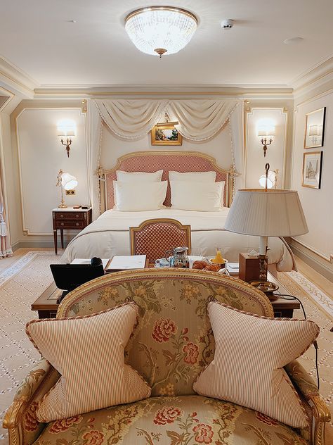 Ritz Paris Bedroom, Classic Room, The Ritz Paris, Ritz Paris, Casa Vintage, Decor Hacks, Classic Bedroom, The Ritz, Style Deco