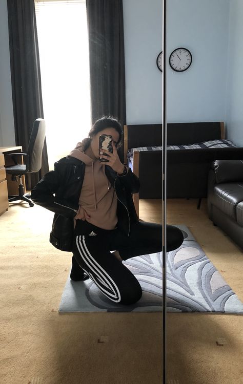 Adidas leggings everyday wear Black Adidas Leggings Outfit, Leggins Adidas Outfit, Adidas Pants Outfit Baddie, Outfits With Adidas Joggers, Adidas Tights Outfit, Adidas Outfit Aesthetic, Adidas Sweats Outfit, Adidas Sweatpants Outfit, Casual Pullover Outfit