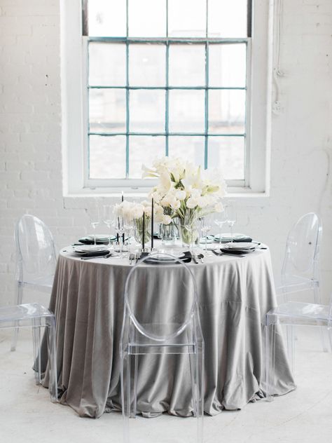 Gray linens and modern ghost chairs: http://www.stylemepretty.com/2016/12/14/masculine-elegance-wedding-ideas/ Photography: Samantha James - http://www.samanthajamesphoto.com/ Wedding Elegant Decoration, Masculine Wedding, Chic Wedding Style, Industrial Wedding Decor, Silver Wedding Decorations, Industrial Chic Wedding, Ghost Chairs, Modern Wedding Decor, Hey Gorgeous