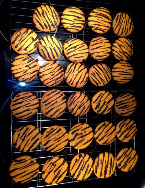 Tiger Brownies, Tiger Biscuits, Tiger Dessert, Tiger Snacks, Masters Party, Tiger Cookies, Daniel Tiger Birthday Party, Tiger Party, Tiger Birthday Party