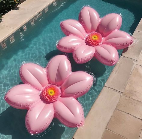 Cozy up your summer with the pretty & pink pool float! #iridescent #beauty #fashiondesigner #fashion #offscript #offscrpt #art #love #fashionweek #fashionphotography Flower Pool Party, Flower Pool Float, Floating Pool Flowers, Pink Pool Floats, Flower Pool, Bday Flowers, Pink Pool, Holiday Pics, Pink Party Decorations