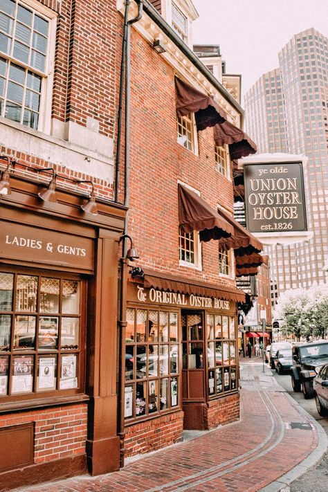 10 Best Places To See In Boston, USA - Hand Luggage Only - Travel, Food & Photography Blog Boston Fall Aesthetic, Boston City Aesthetic, Boston Vibes, Nantucket Style Homes Interior, Massachusetts Houses, Usa Aesthetic, Boston Aesthetic, Nantucket Style Homes, New England Aesthetic