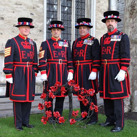 Yeoman Warders with some of the ceramic poppies made into a wreath. Yeoman Sergeant Pete Mcgowran, Chief Yeoman Warder Alan Kingshott, Yeoman Warder Bob Fuller, Yeoman Warder Andy Merry. Elizabeth Queen Of England, Yeoman Warder, Ceramic Poppies, Scottish People, Warrant Officer, London Attractions, Royal Castles, British People, Queen Of England