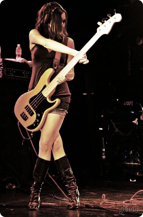 Nicole Fiorentino (from The Smashing Pumpkins, Veruca Salt, Spinnerette) - she's so... gorgeous Chicas Punk Rock, The Smashing Pumpkins, Rockstar Aesthetic, Duff Mckagan, Bass Guitarist, Women Of Rock, Guitar Girl, Female Guitarist, Musica Rock