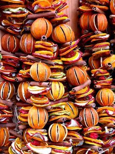 How to dry orange slices and whole oranges for Christmas decorations Dry Oranges, Christmas Smell, Natural Christmas Decor, For Christmas Decorations, Orange Christmas, Dried Orange Slices, Crafts Decor, Dried Oranges, Natural Christmas