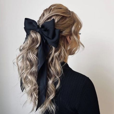 Bow Hair Clips Hairstyles, Hairstyles With Bows Women, Hairstyle With Bow Clip, Bow Hairstyle, Ribbon Hairstyle, Peinados Fáciles Para Cabello Corto, Hair Wraps, Trending Hairstyles, Ribbon Hair