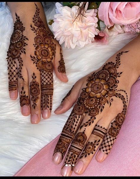 Henna Design Hand, Henna Design Easy, Henna Design Simple, Henna Hand Designs, Design Mehendi, Henna Tattoo Design, Hand Henna Designs, Simple Henna Designs, Henna Inspired Tattoos