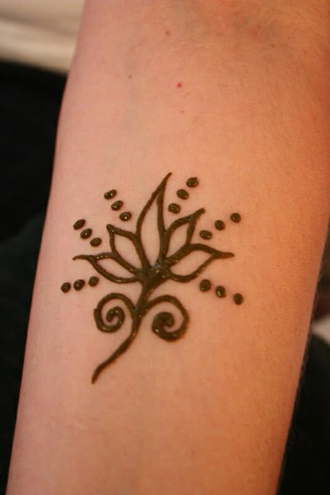 Flower Henna Tattoo Wrist, Hanna Tattoo, Small Henna Tattoos, Henna Tattoo Designs Arm, Small Henna Designs, Henne Tattoo, Henna Flower Designs, Wrist Henna, Cute Henna Tattoos