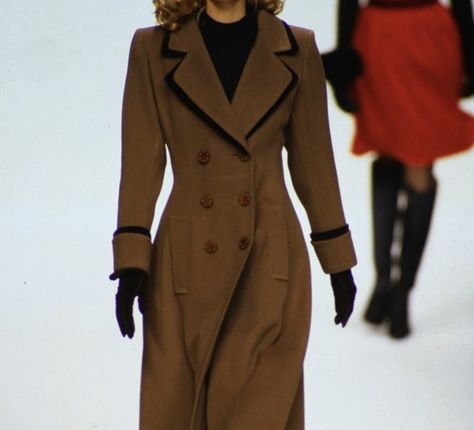 90s Business Chic, 90s Coats For Women, Annie Hall Outfits, 1940s Fashion Aesthetic, Vintage Coat Outfit, 90s Trench Coat, 90s Coat, 1940s Outfits, 90s Runway Fashion