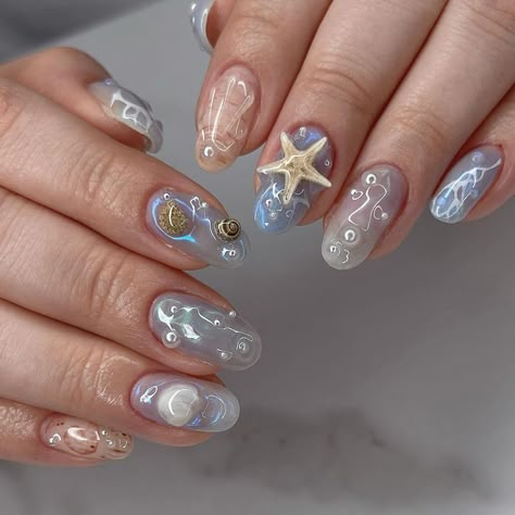 Nail Ideas Mermaid, Ocean Vibe Nails, Beach Shell Nails, Summer Nails 3d Designs, Beach Chrome Nails, Sea Shell Nails, Jellyfish Nails, Seashell Nail Art, Hard Gel Overlay