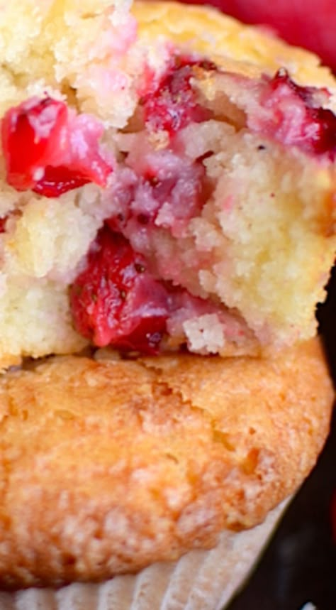 Strawberry Yogurt Bread Recipe, Strawberry Yogurt Muffins Recipe, Yogurt Fruit Muffins, Frozen Strawberry Snacks, Healthy Recipes Using Fresh Strawberries, Strawberry Cream Muffins, Recipes With Strawberry Yogurt, Ww Strawberry Muffins, Cake Mix Yogurt Muffins