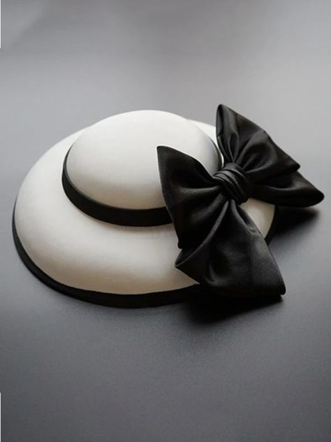 Vintage Audrey Hepburn, 1950s Hats, 1950s Hat, Audrey Hepburn Style, Elegant Hats, Big Bow, Big Bows, Same Style, Audrey Hepburn