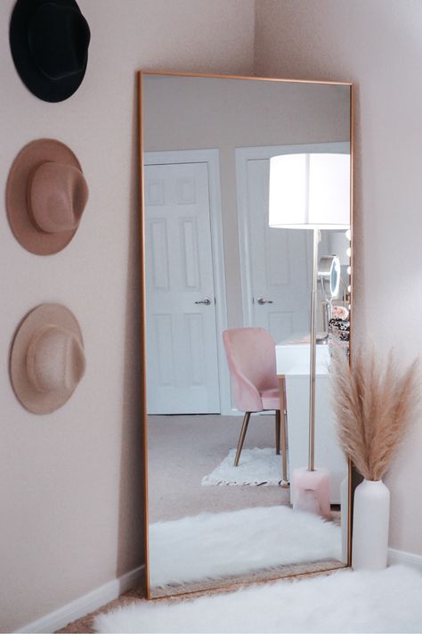 Big Mirror In Bedroom, Paradise Decor, Blob Mirrors, Mirror Bedroom Decor, Corner Decor, Room Deco, Cute Bedroom Decor, Living Room Mirrors, Room Makeover Bedroom