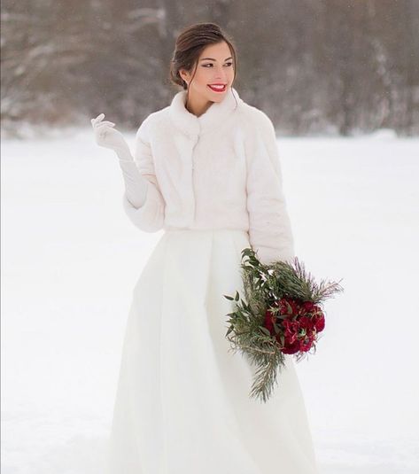 Wedding Dress With Coat Winter, Winter Wedding Gowns, Wrap Wedding Dress, Outdoor Bride, Women Suits Wedding, Winter Coat Dress, Bridal Fur, Civil Wedding Dresses, Winter Wedding Colors