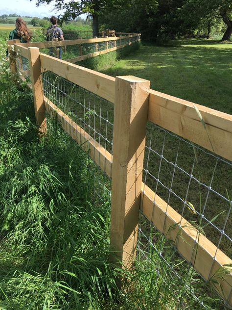 Farmhouse Fencing, Farm Fence Ideas, Cheap Diy Fence, Bush Fence, Goat Fencing, Diy Fence Ideas, Backyard Garden Landscaping, Garden Landscaping Design, Gardening Tattoo