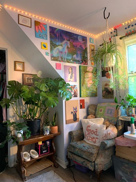 Maximalist Dream Home, Small Bedroom Ideas Eclectic, Artsy Maximalist Bedroom, Cottagecore Sitting Room, Boho Maximalism Living Room, Bedroom Ideas Large Room, Apartment Stairway Decorating, Ghibli Home Decor, 2000s Home Decor