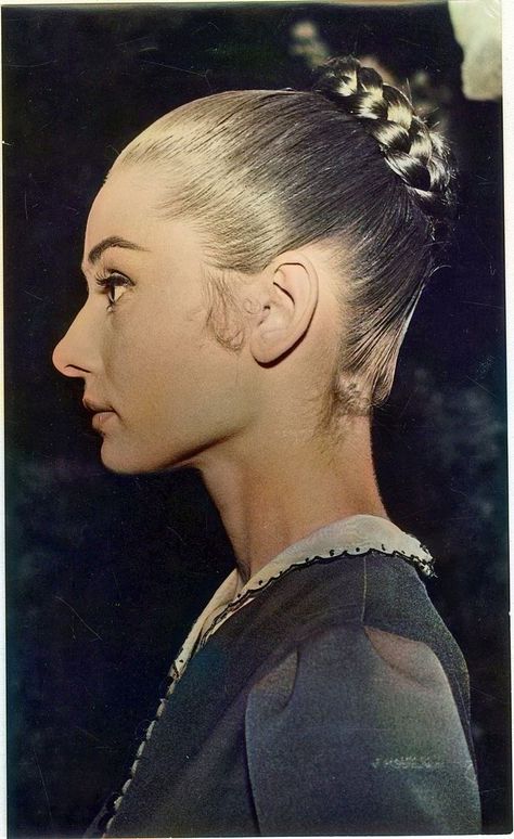 Audrey Hepburn Nose, Celebrity Side Profile, Audrey Hepburn Side Profile, Oval Face Side Profile, Strong Nose Women, Nose Bump Aesthetic, Ear Side View, Female Sideburns, Women With Big Noses