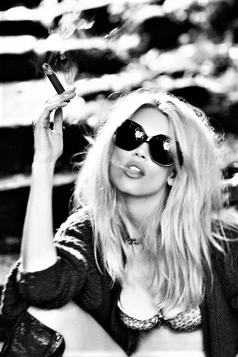 Claudia Schiffer 90s, Guess Girl, Ellen Von Unwerth, Claudia Schiffer, Famous Models, Art Pricing, Brigitte Bardot, Round Sunglass Women, Model Photography