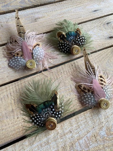 Feather Brooch Handmade, Feather Hat Pins Diy, Hat Pins Diy, Feather Hat Pins, Burn Hats, Diy Leather Flowers, Feather Ideas, Fedora Hat Style, Feather Accessories