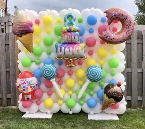 Candyland Balloon Decor, Candy Backdrop Ideas, Balloon Walls, Candy Decorations Diy, Candy Land Party, Candy Themed Party, Balloon Bouquet Diy, Candy Balloons, Balloon Business