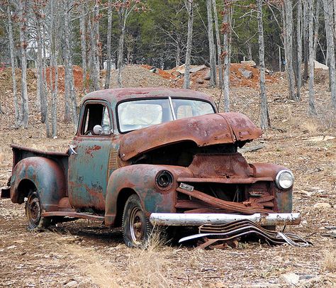 Old Vintage Cars, Vintage Pickup Trucks, Bike Engine, Rusty Cars, Old Pickup Trucks, Antique Trucks, Classic Pickup Trucks, Farm Trucks, Classic Truck